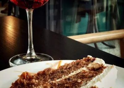 Felie-de-tort-langa-pahar-de-vin